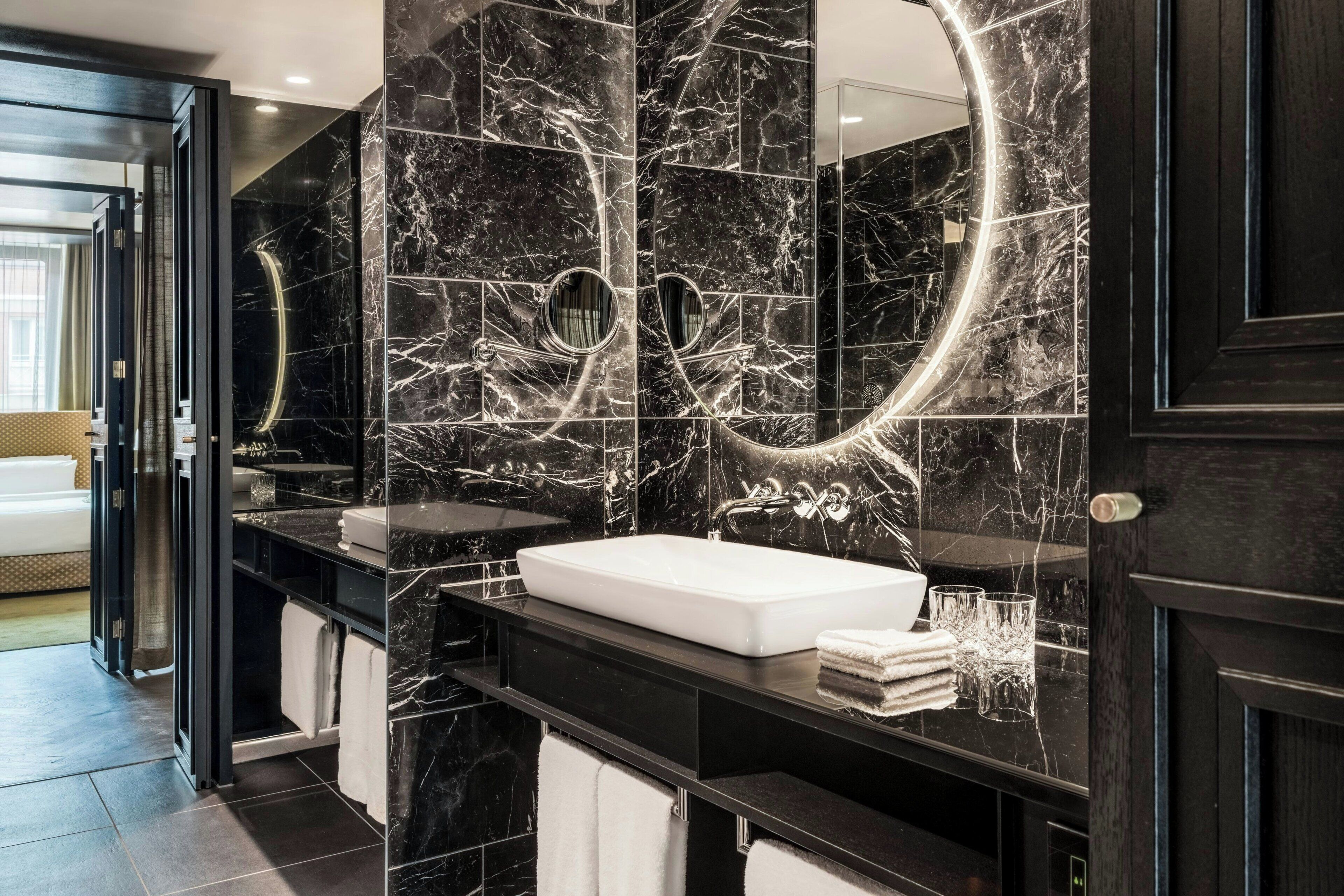 Ylelliset vuodevaatteet, untuvapeitot, pillowtop-patjalliset sängyt