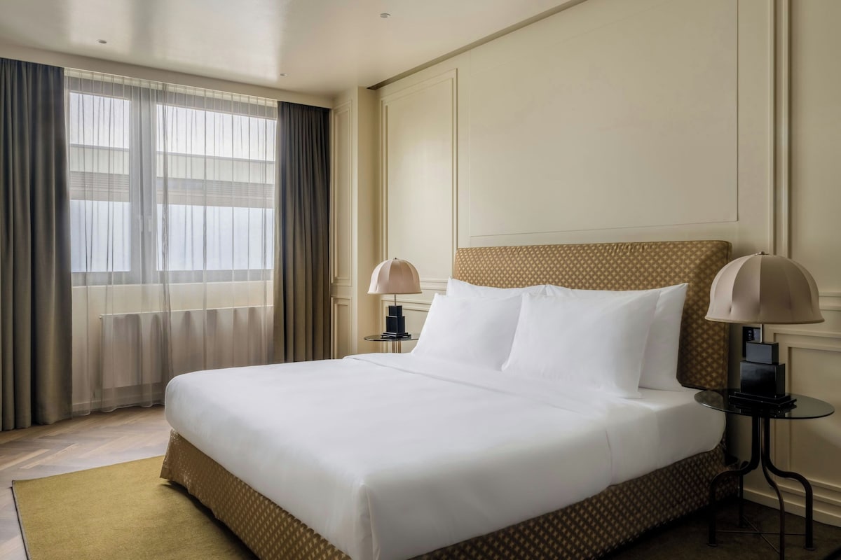 Executive Suite, 1 Bedroom | Premium bedding, down comforters, pillowtop beds, minibar
