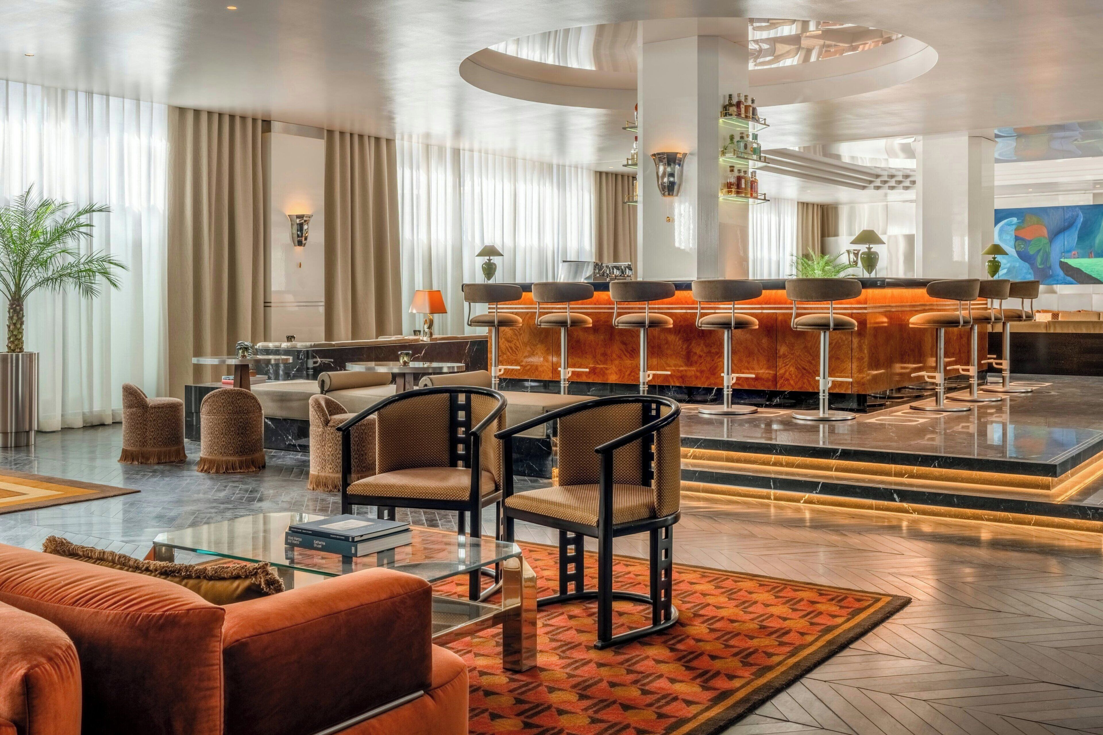Lobby lounge