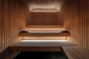 Una sauna con paredes y bancos de madera.