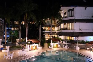 Una piscina al aire libre