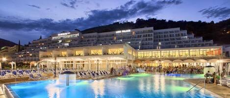 Piscine couverte, piscine extérieure