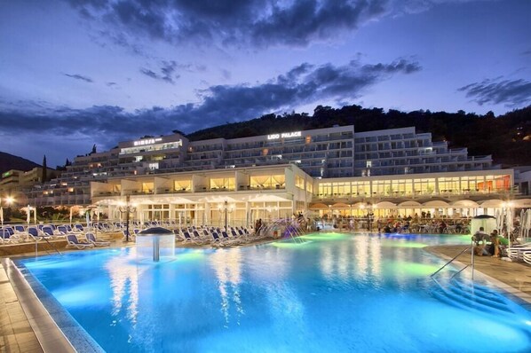 Piscine couverte, piscine extérieure