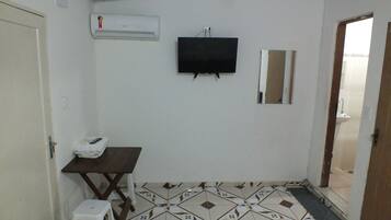 Quintuplo / WC Privativo Consulado | Ferros/tábuas de passar roupa, Wi-Fi de cortesia, roupa de cama