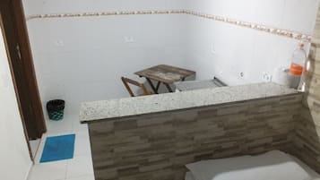 Single WC Privativo | 熨斗/熨衣板、免費無線上網、床單