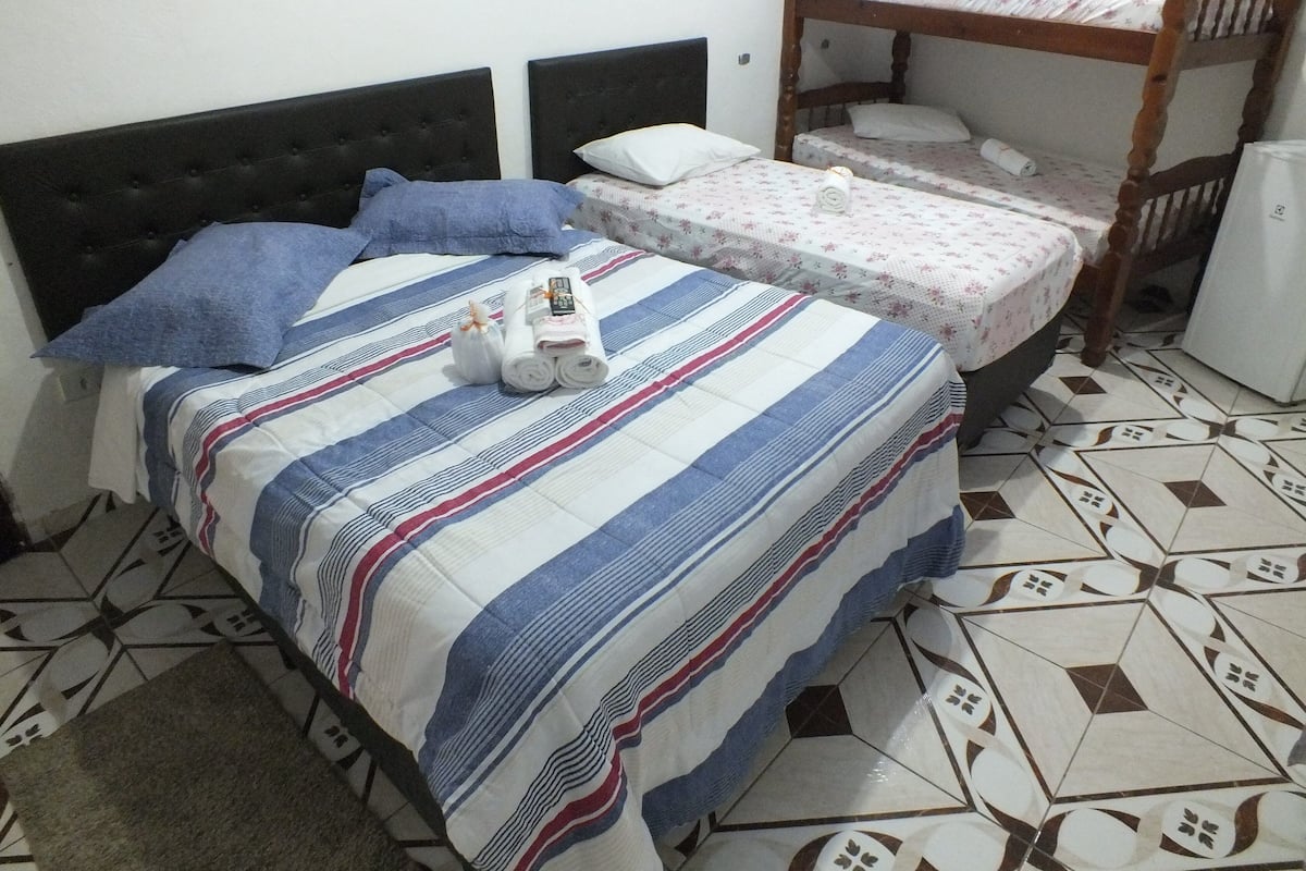 Quintuplo WC Privativo HO | Setrika/meja setrika, Wi-Fi gratis, dan seprai linen