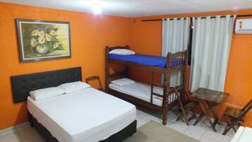 Quintuplo / WC Privativo Bento Barbosa | Ferros/tábuas de passar roupa, Wi-Fi de cortesia, roupa de cama