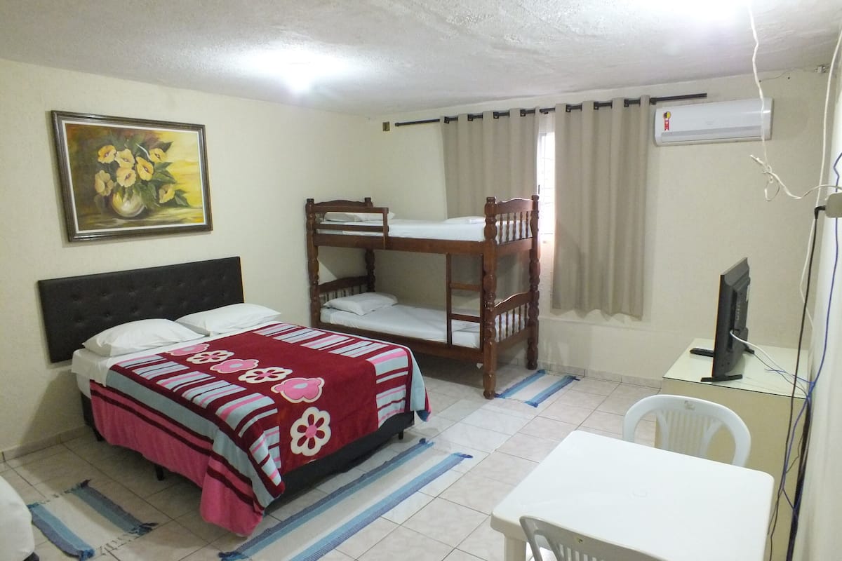 Quintuplo WC Privativo BB | Setrika/meja setrika, Wi-Fi gratis, dan seprai linen