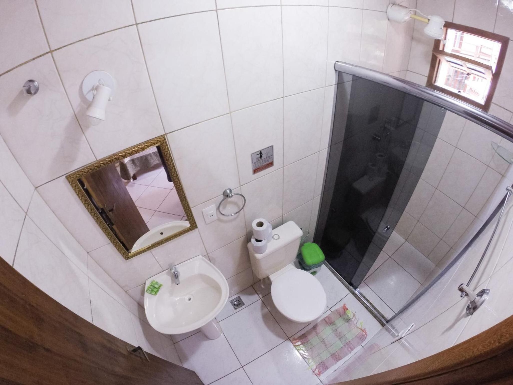 Une salle de bain avec un lavabo, des toilettes et une douche.