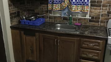 Junior Studio, 1 Katil Kelamin (Double), Kitchen, Lake View | Dapur kecil peribadi | Peti sejuk, ketuhar gelombang mikro, ketuhar, dapur