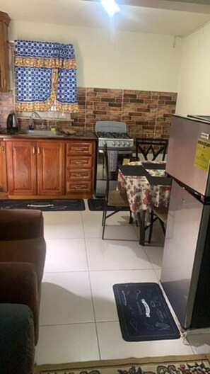 Ropa de cama de alta calidad, muebles diferentes y escritorio 