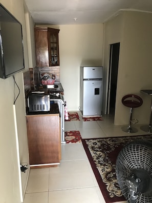 Apartamento Signature, 2 habitaciones, cocina, vistas parciales al lago | Zona de estar | Una televisión de pantalla plana