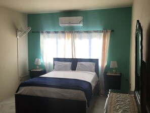 Ropa de cama de alta calidad, muebles diferentes y escritorio 