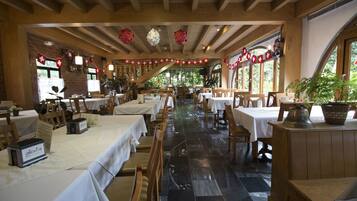 Breakfast and lunch served