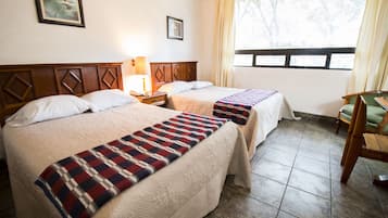 Quarto casal standard, 2 camas de casal | Frigobar, escrivaninha, ferros/tábuas de passar roupa, Wi-Fi de cortesia