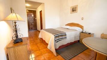 Habitación doble estándar, 1 cama matrimonial | Minibar, escritorio, tabla de planchar con plancha y wifi gratis