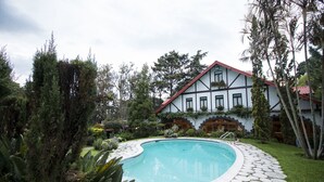 Utendørsbasseng