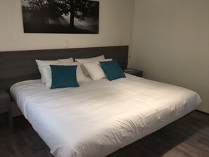 1 habitación, tabla de planchar con plancha y wifi gratis 