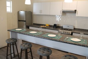 Refrigerador, horno, parrilla de estufa y cafetera y tetera 