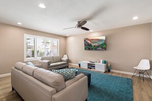 Smart-TV, peis, DVD-spiller og bøker