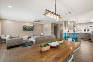 Smart-TV, peis, DVD-spiller og bøker