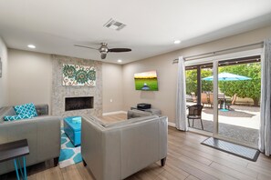 Smart-TV, peis, DVD-spiller og bøker