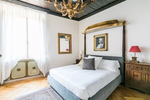 3 chambres, coffres-forts dans les chambres, fer et planche à repasser