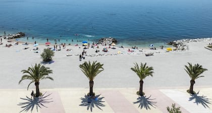 Seafront house with pool in Split,100m to the beach