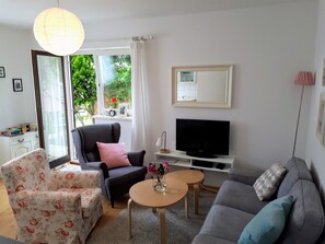 Fernseher, Kamin, Bücher