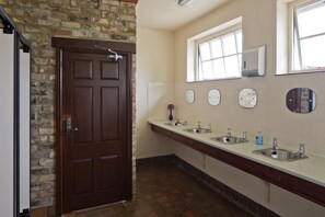 Shower, towels, soap - Shepherds Hut for two located on the east yorkshire coast  (Skipsea)
