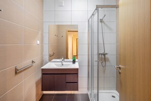 Combined shower/bathtub, hair dryer, bidet, towels