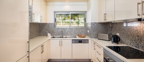 Réfrigérateur, micro-ondes, four, plaque de cuisson