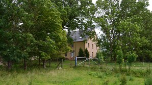 A house surrounded by trees and a grassy field. - Pferdehof Muhlitz on Rügen, an idyll for individualists (Samtens)