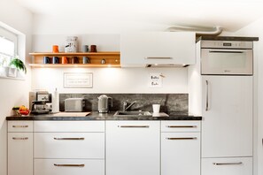 Een koelkast, een magnetron, een oven, een kookplaat