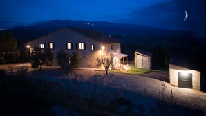A house with a paved driveway, a small garden, and a shed. - Tuscany romance. Rural charm between Montalcino and sea. Relax pur (Cinigiano)