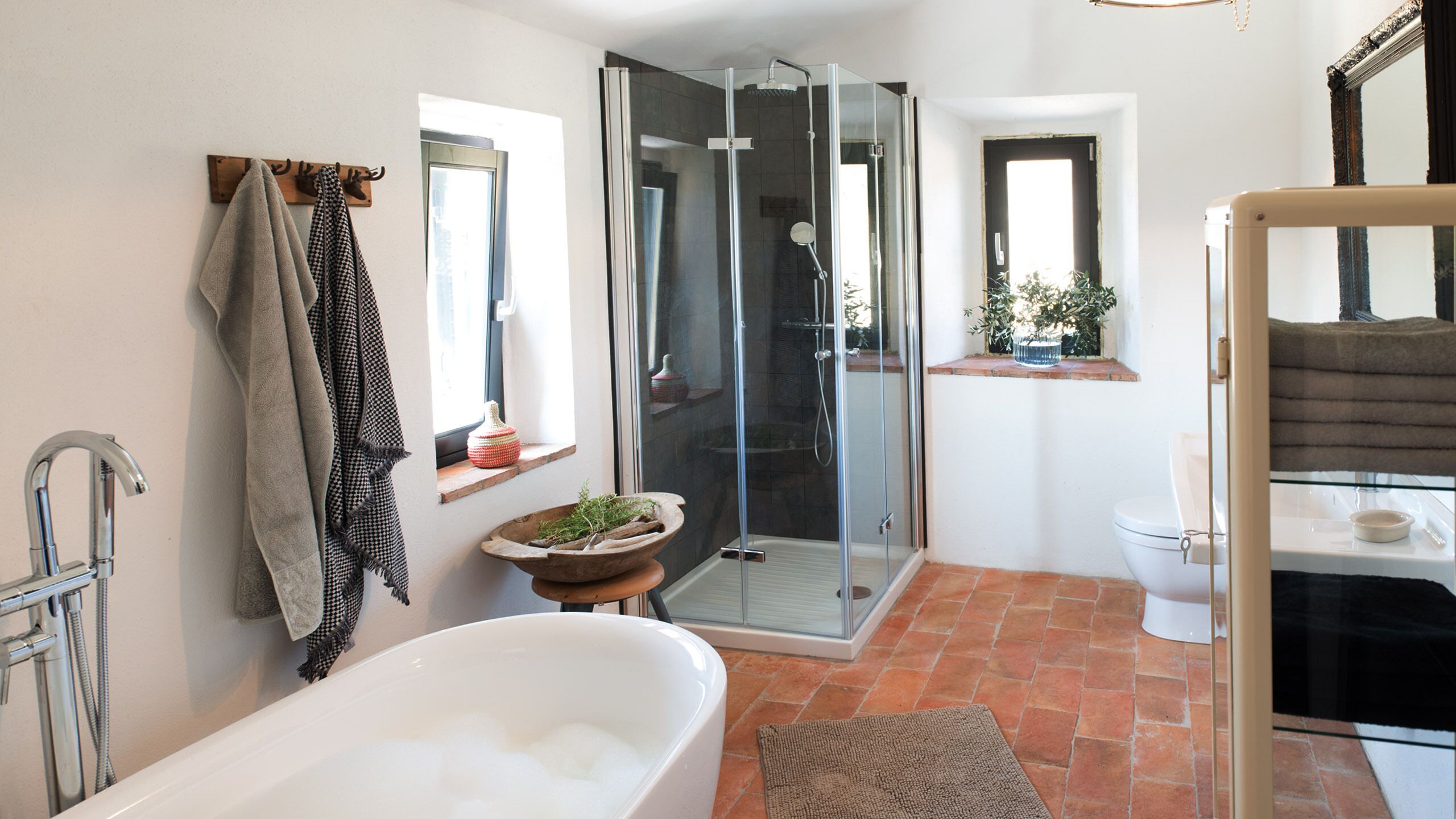 Bathtub, hair dryer, bidet, towels