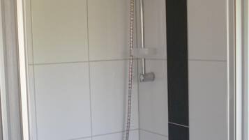 Haartrockner, Handtücher, Seife, Toilettenpapier