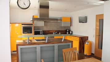 Frigorífico, microondas, placa de cocina y lavavajillas