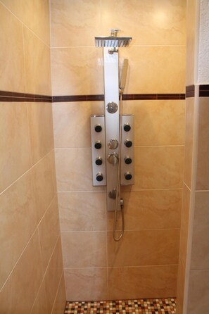 Baignoire, baignoire à jets, sèche-cheveux, serviettes fournies