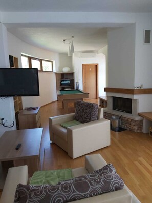 Smart TV, fireplace, video-game console, DVD player