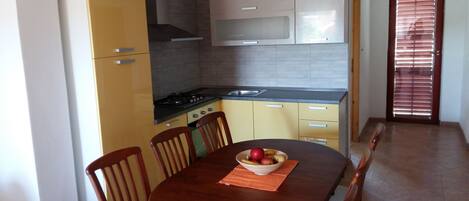 Refrigerador, horno, placa de cocina, utensilios de cocina