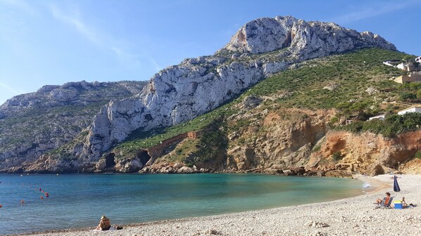 Beach nearby, sun-loungers, beach towels