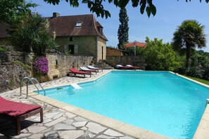 Outdoor pool - Beautifully renovated country house in fantastic location and a vast private pool! (Fleurac)