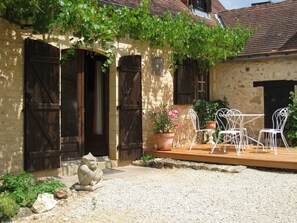 Outdoor dining - Beautifully renovated country house in fantastic location and a vast private pool! (Fleurac)