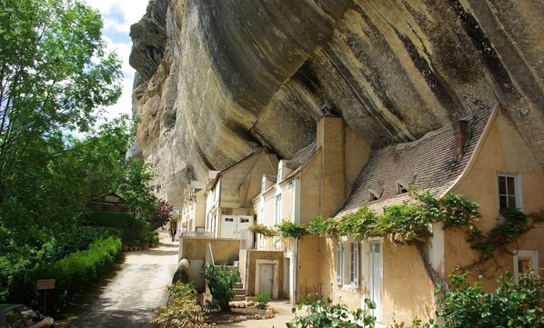 Exterior - Beautifully renovated country house in fantastic location and a vast private pool! (Fleurac)