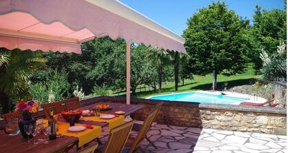 Maison de campagne rénovée avec amour, lieu idyllique avec grande piscine