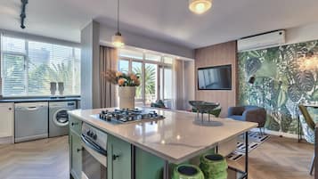 Een koelkast, een magnetron, een oven, een kookplaat