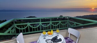 Last minute for June - romantic villa with pool and BBQ, 6 min from the sea