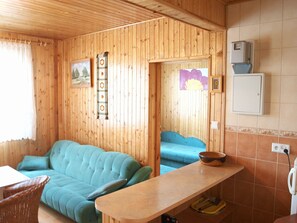 Fernseher, Kamin, Tischfußball, Tischtennisplatte