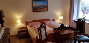 2 habitaciones, tabla de planchar con plancha, internet y ropa de cama